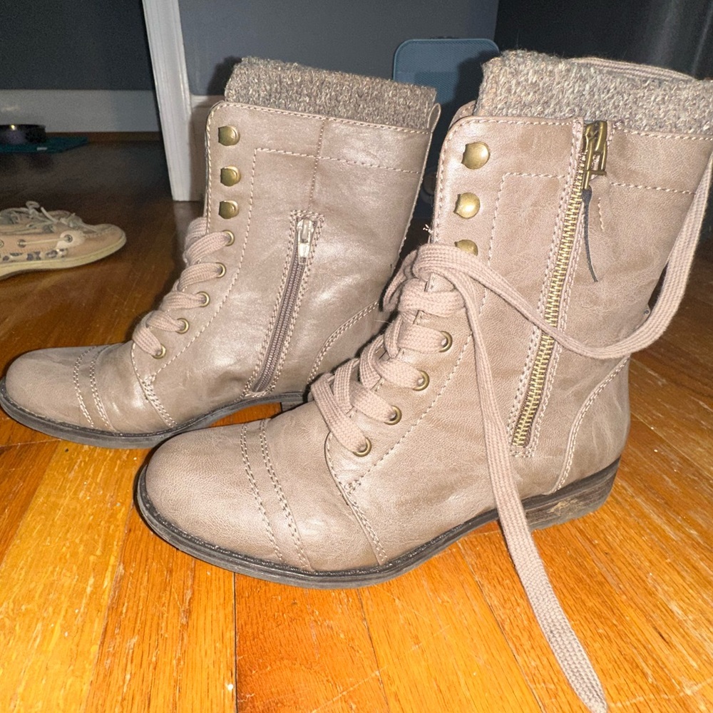 Tab Boots size 8 1/2 , didn’t really wear. Maybe wore once or twice.